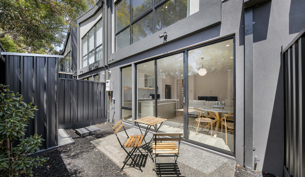 12. Alfresco